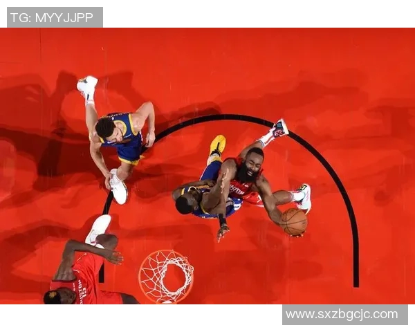 勇士与火箭激战正酣NBA季后赛精彩对决引发球迷热议