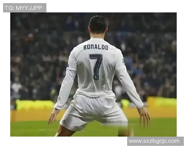 球迷冲进场内抢C罗球衣欧冠赛场上演奇葩一幕引发热议