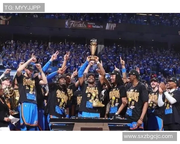 勇士险胜雷霆121比118关键时刻展现团队默契与个人能力